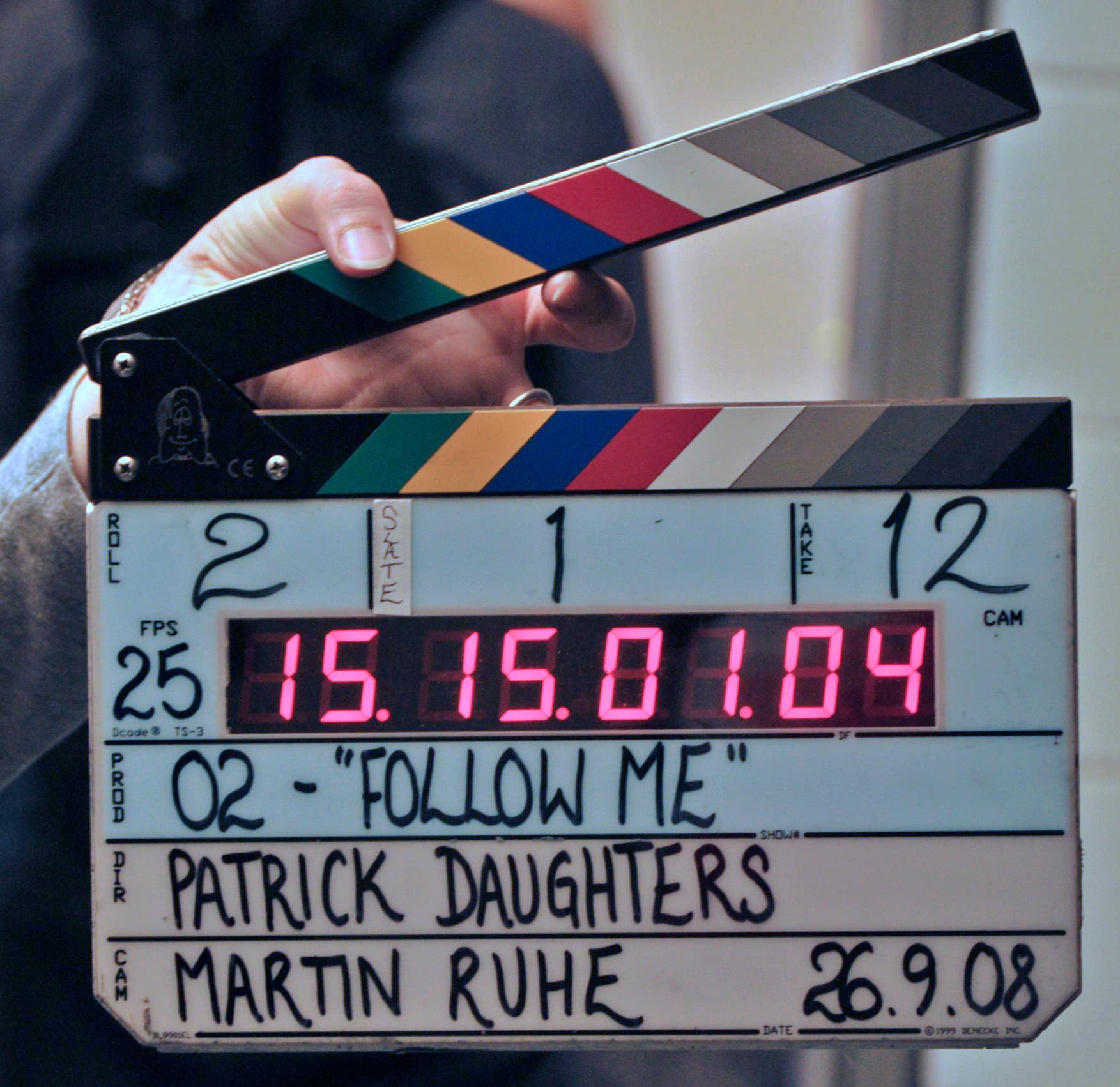 Claquete digital sendo usada em set de filmagem, com visor aceso