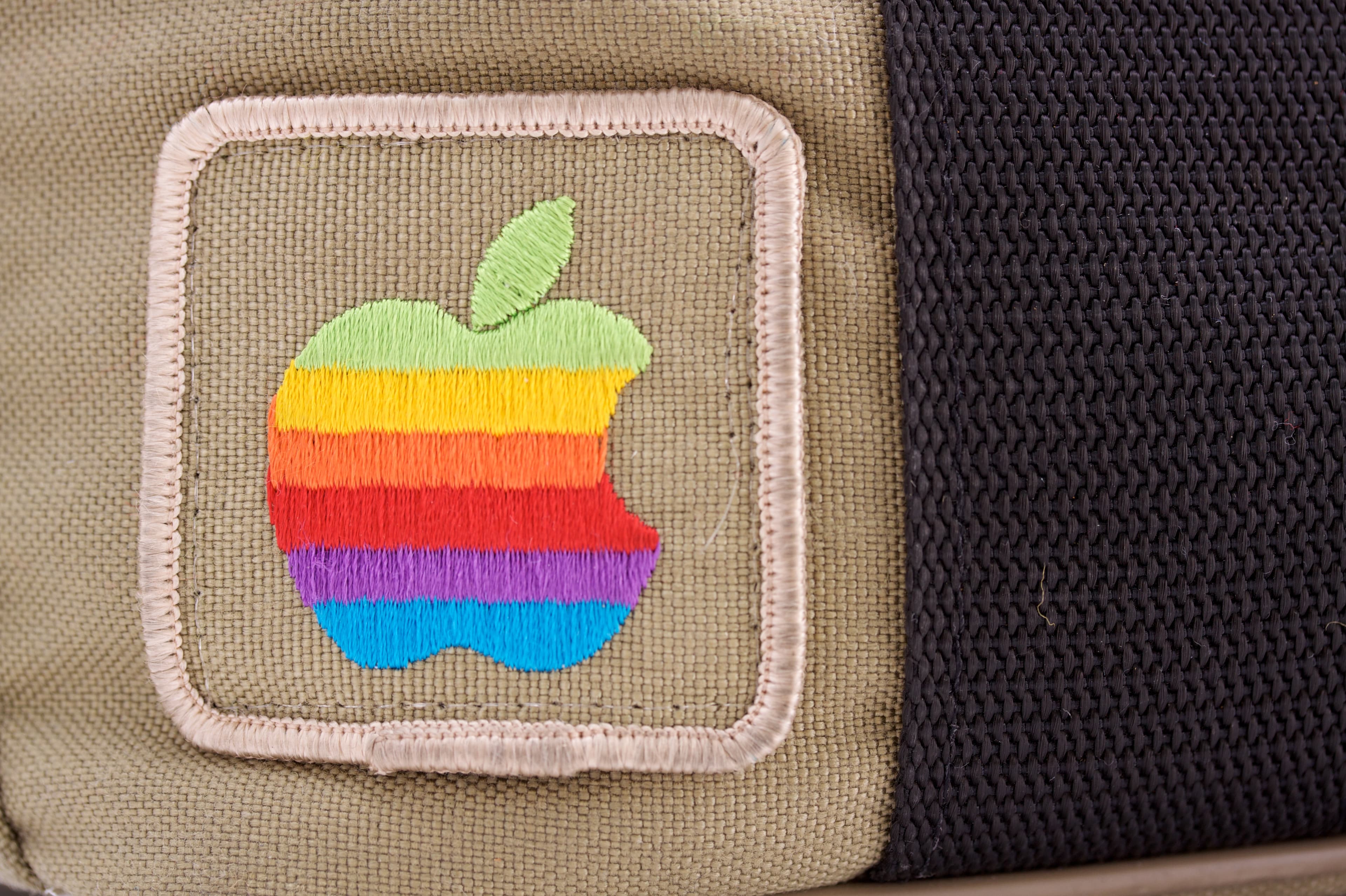 Detalhe do logotipo clássico da Apple bordado em tecido