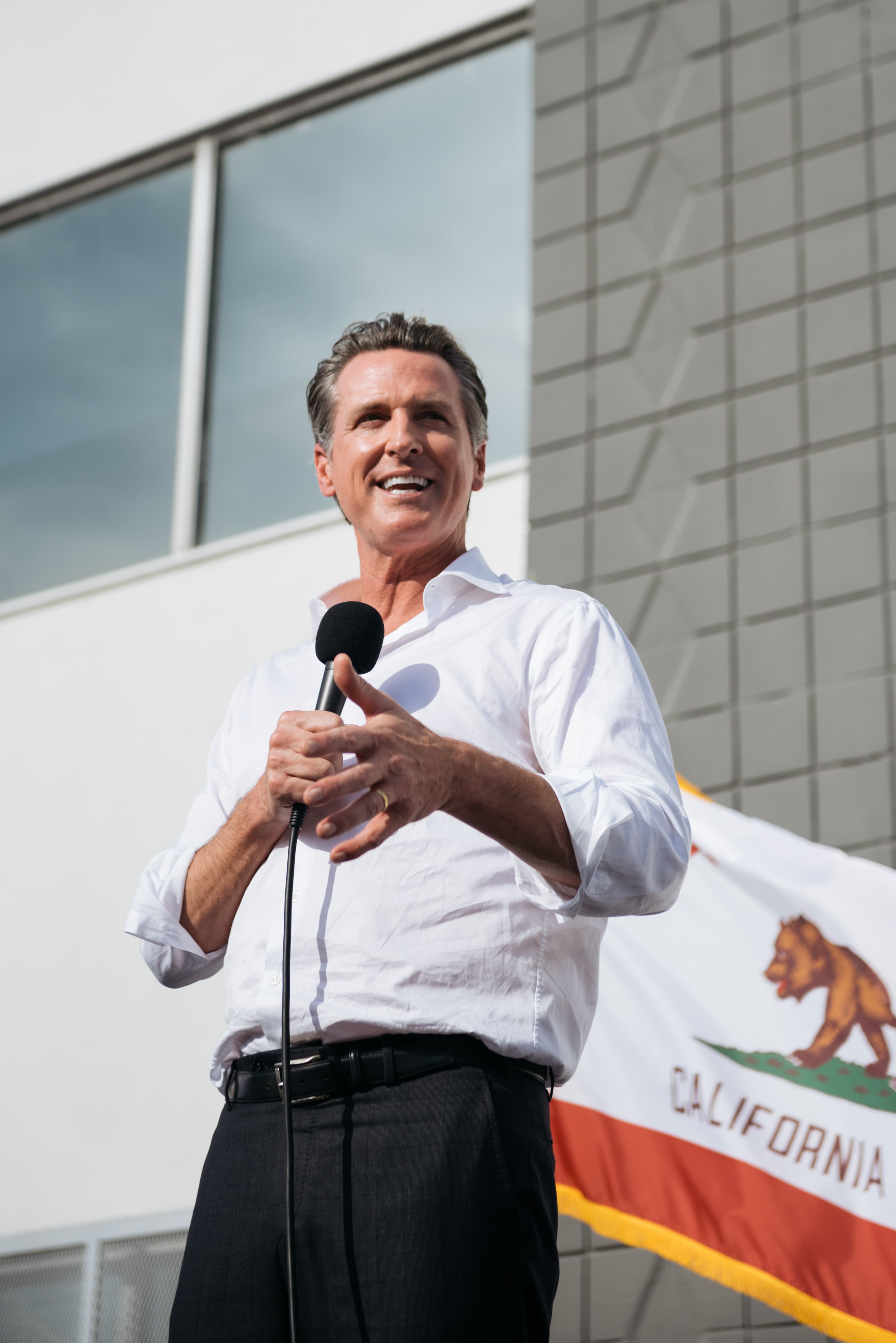 Governador Gavin Newsom em evento público, foto oficial de 2018