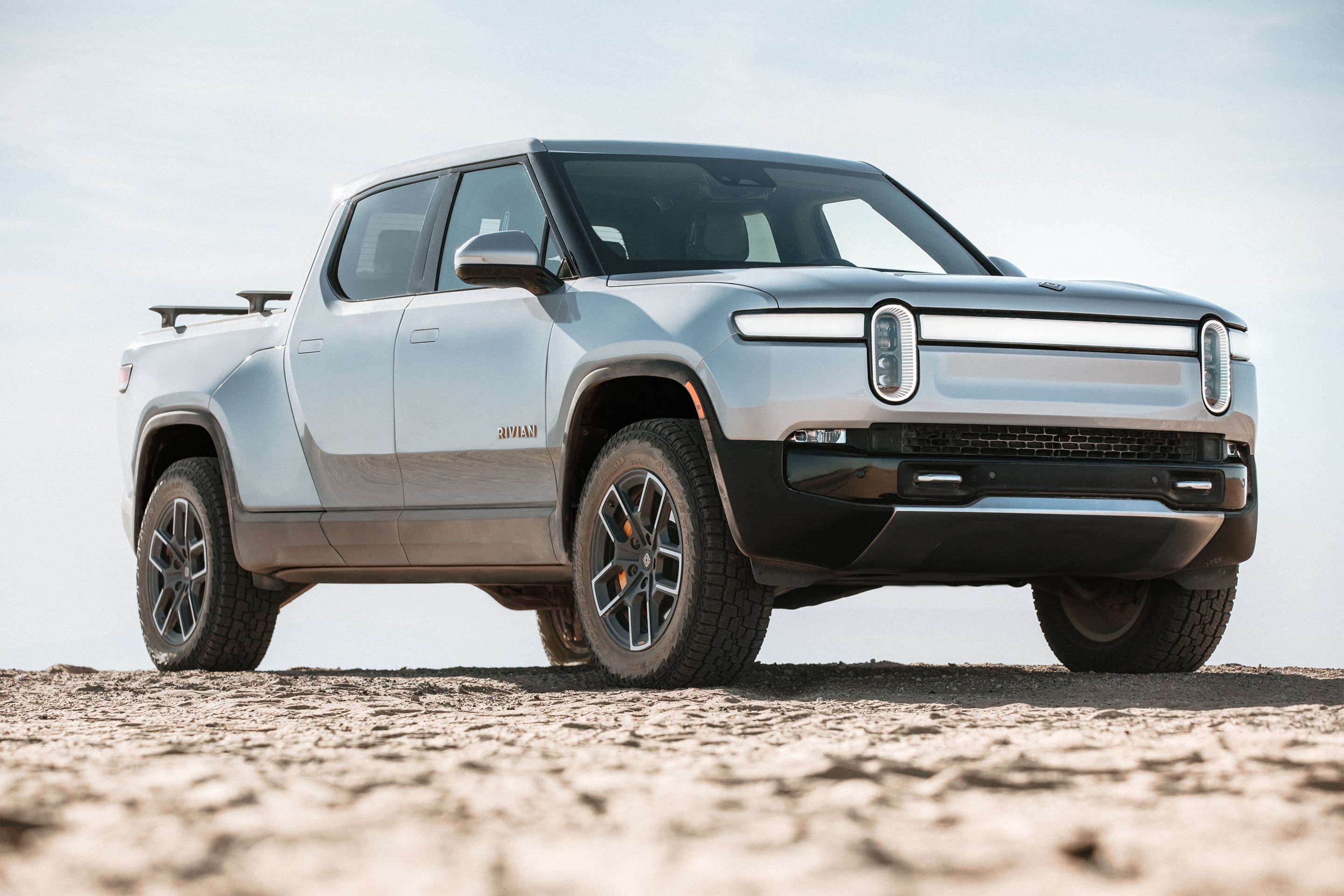 Rivian R1T em ambiente externo, foto oficial de divulgação