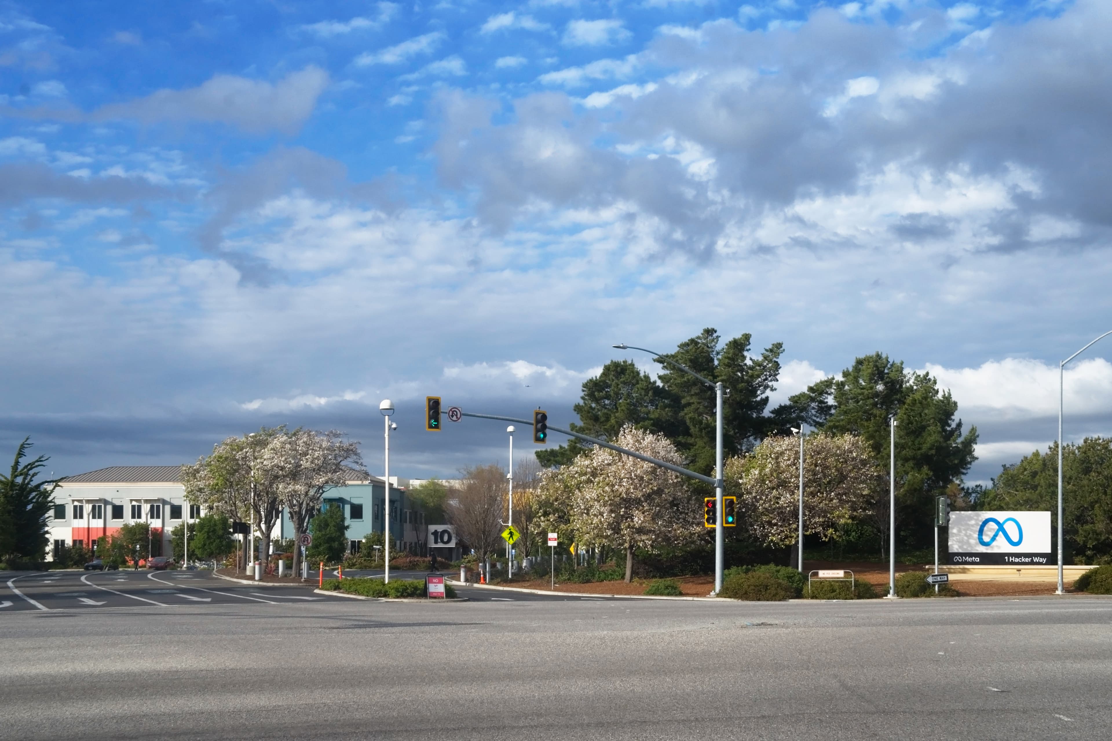 Entrada do headquarters da Meta em Menlo Park, Califórnia