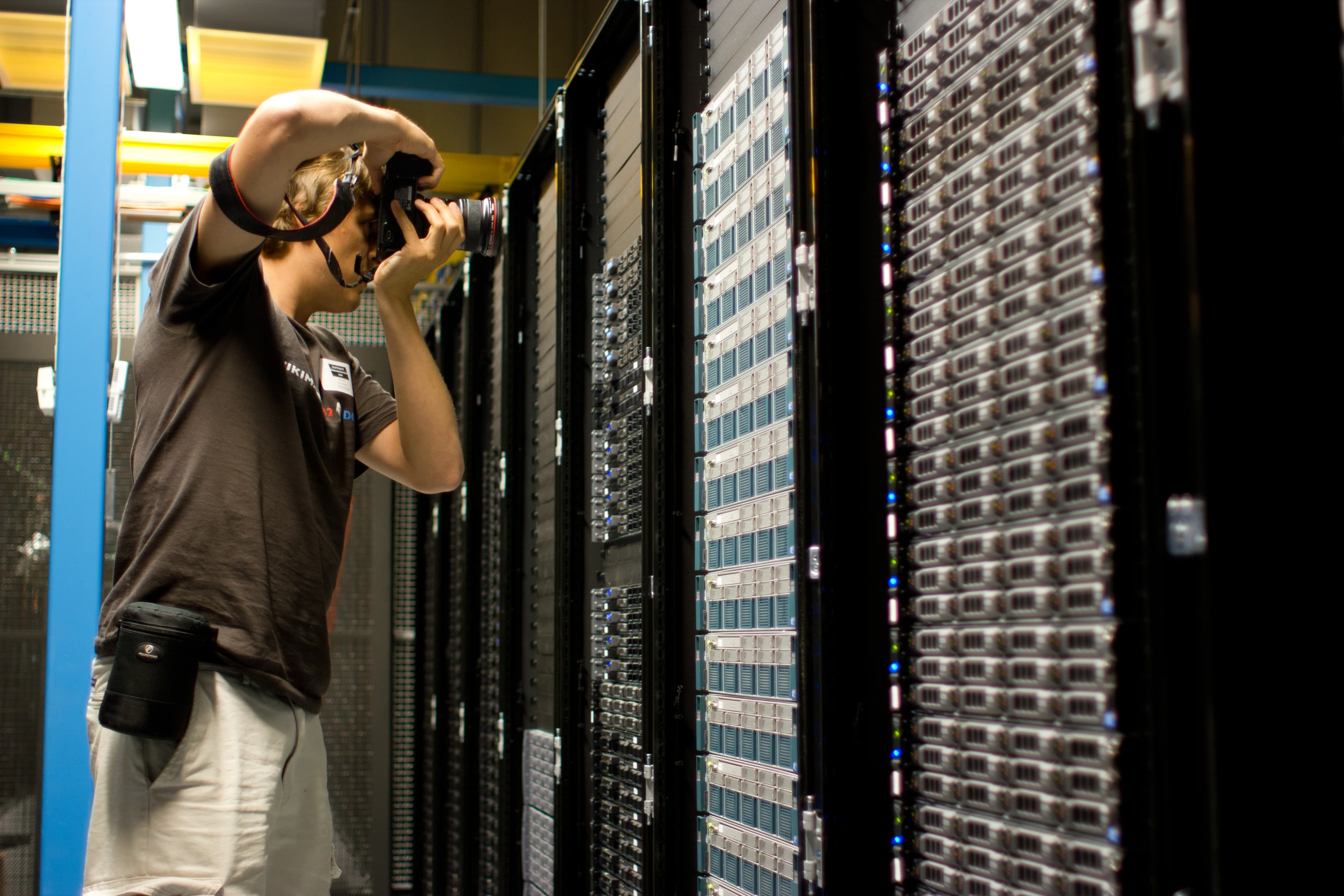 Racks de servidores em data center, imagem da Wikimedia Foundation