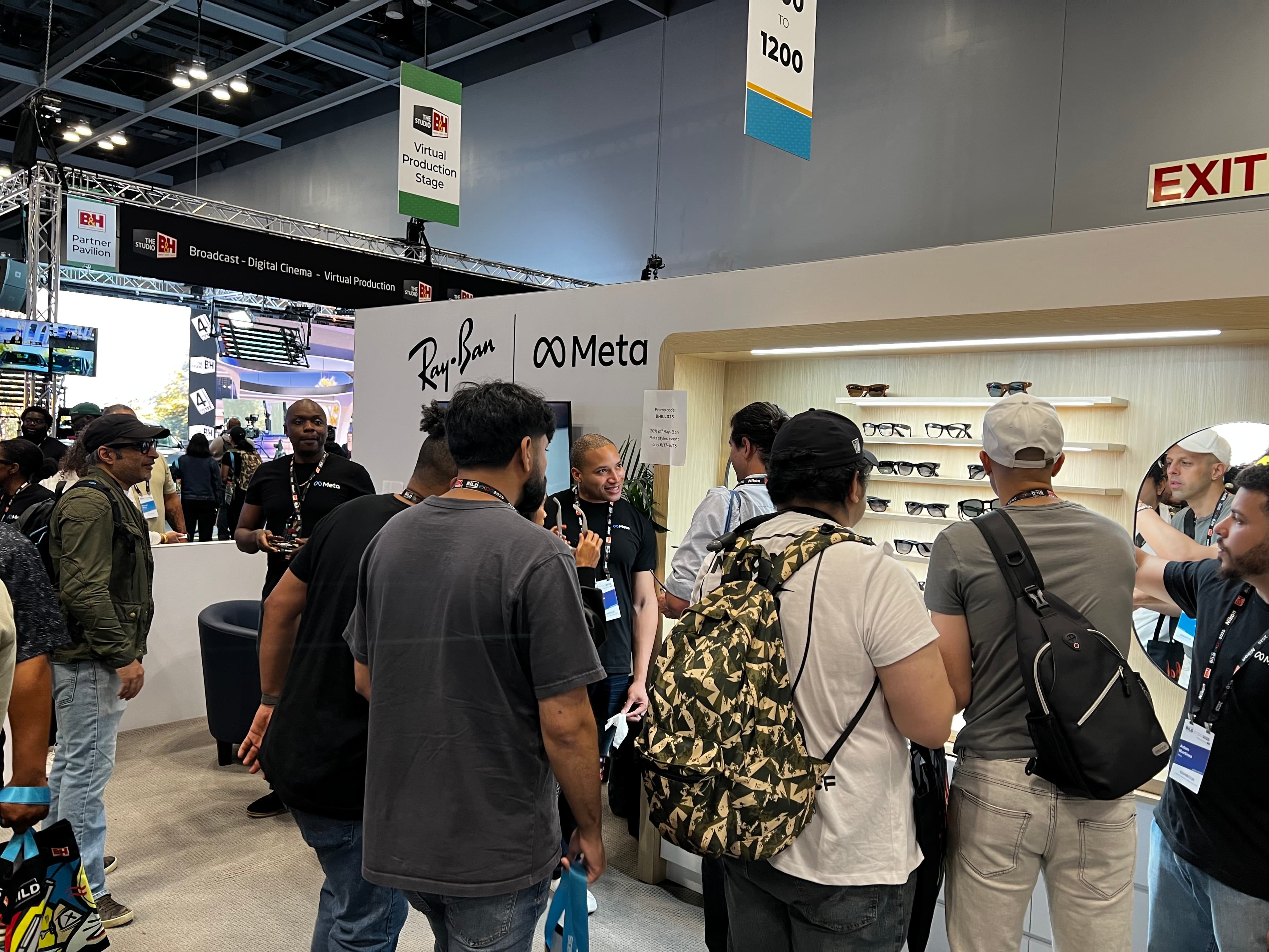 Estande da Meta e Ray‑Ban em feira, pessoas testando óculos inteligentes