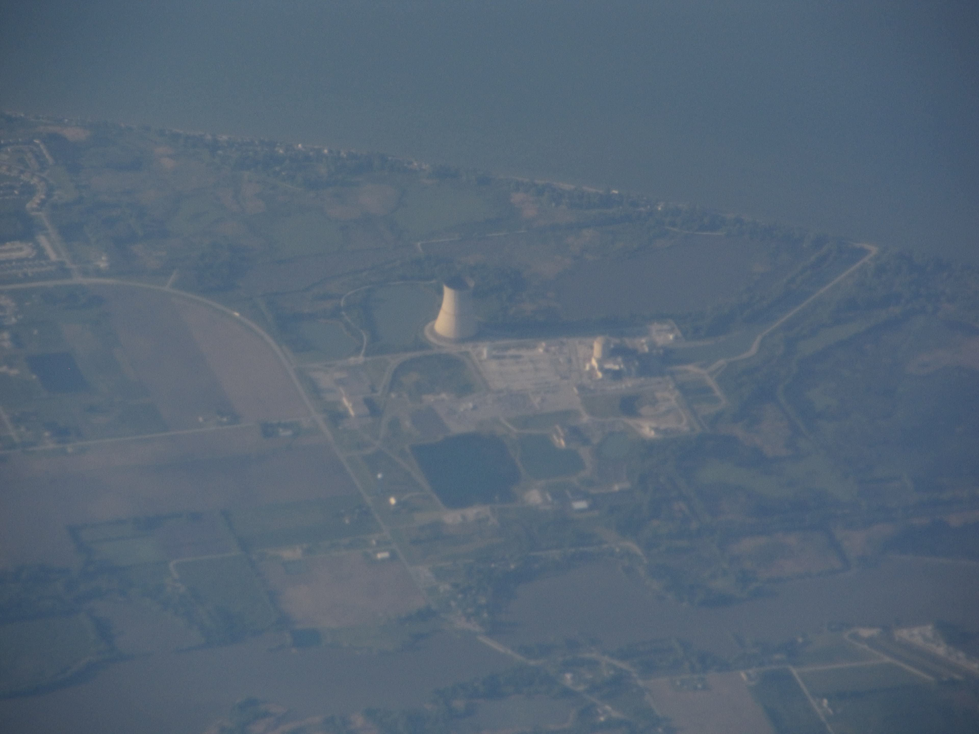 Vista da usina nuclear Davis Besse em Oak Harbor, Ohio