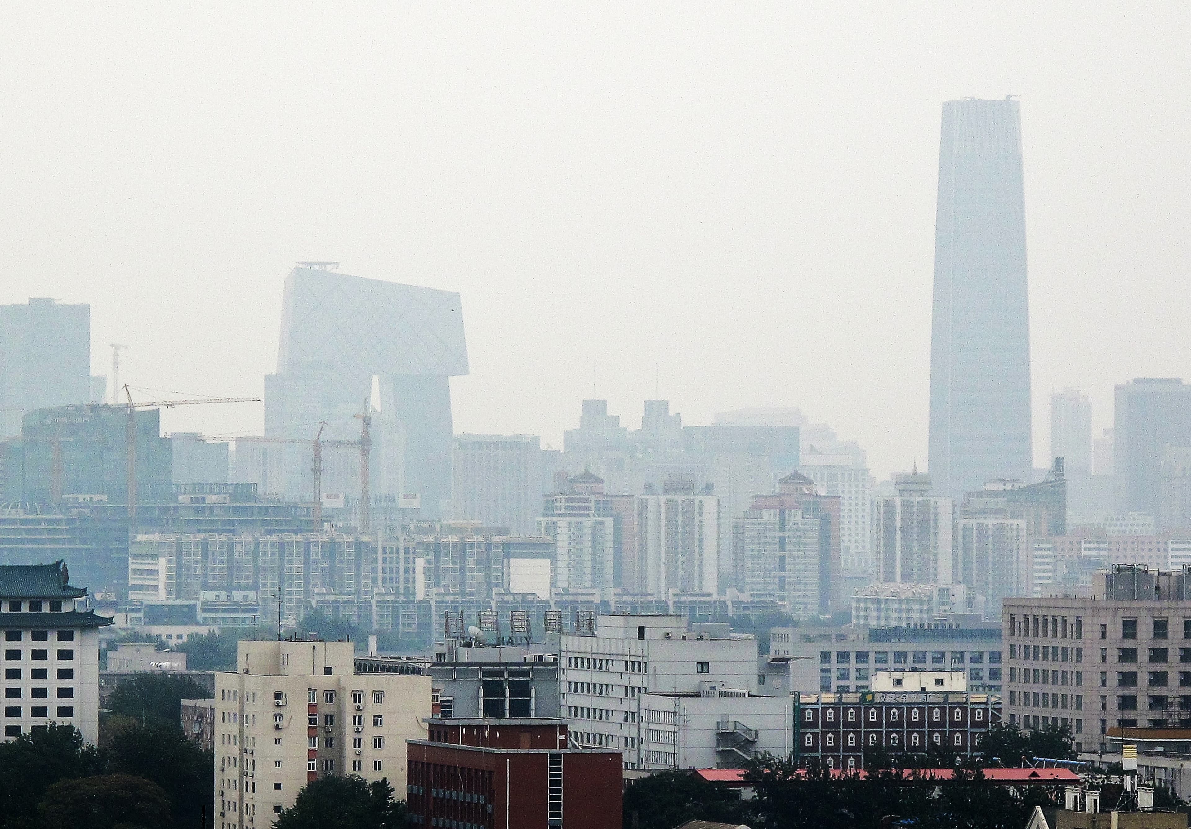 Skyline de Pequim sob névoa, destaque para o distrito financeiro