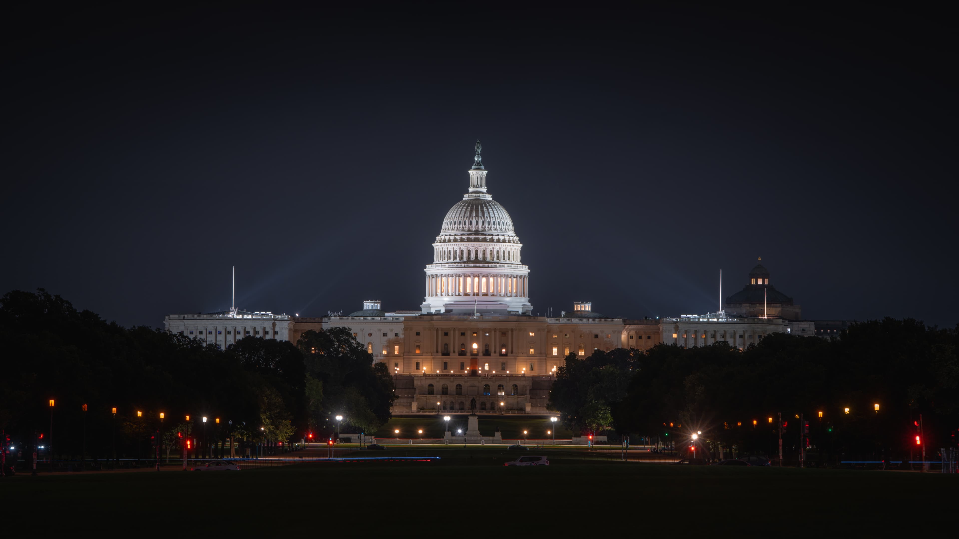 Prédio do Capitólio dos EUA iluminado à noite, representação do Senado