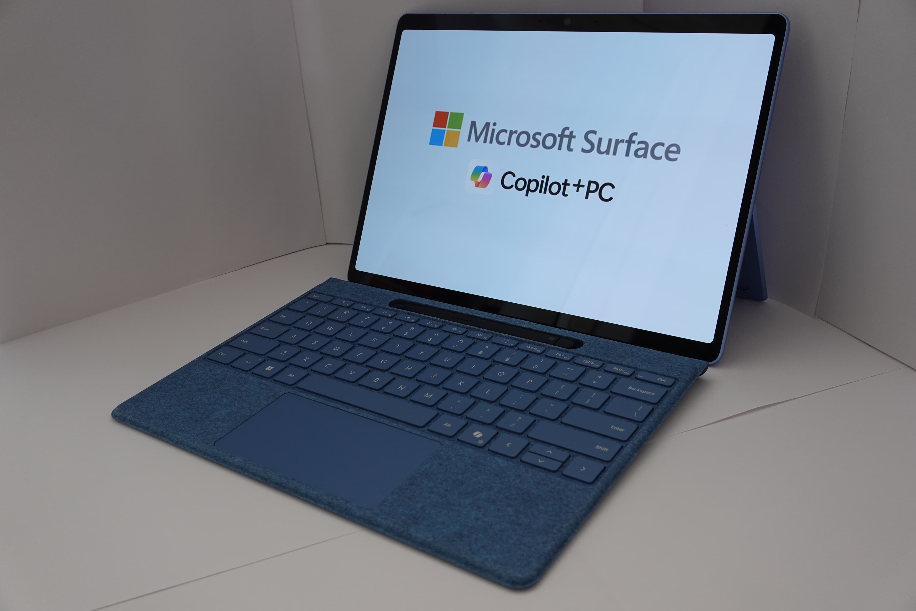 Imagem de um dispositivo Microsoft Surface exibindo o logotipo Microsoft Copilot+ PC