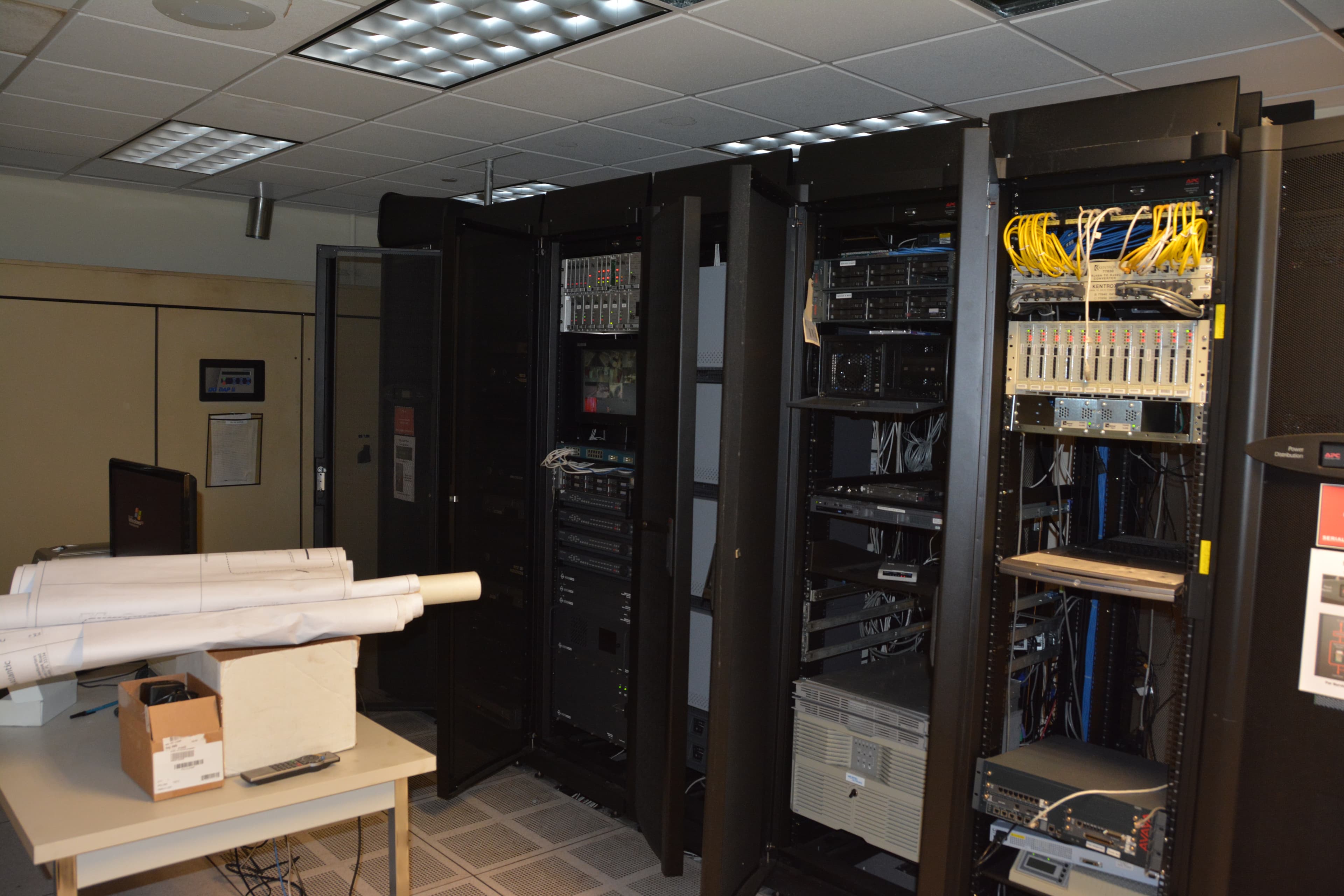 Corredor de racks de servidores em data center, simbolizando infraestrutura de IA