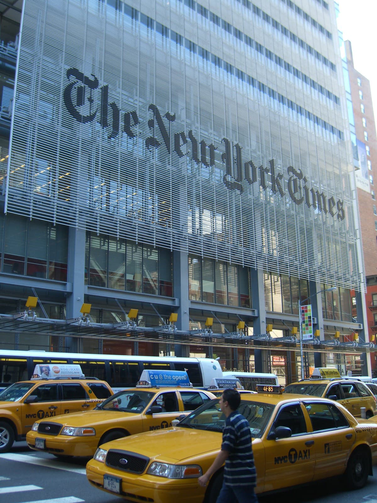 Fachada do prédio do The New York Times em Manhattan com táxis amarelos