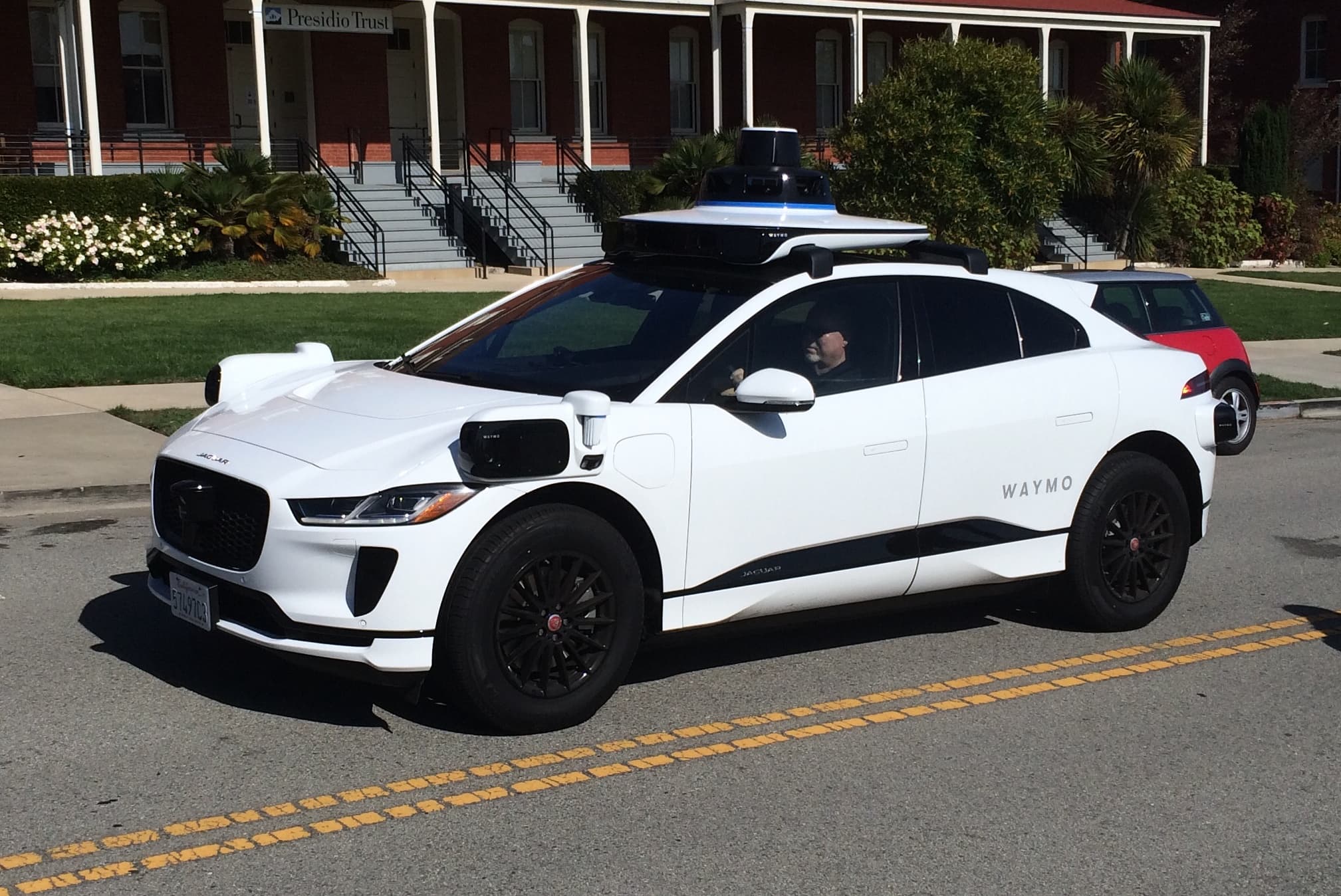 Veículo autônomo Waymo Jaguar I-Pace em rua de San Francisco