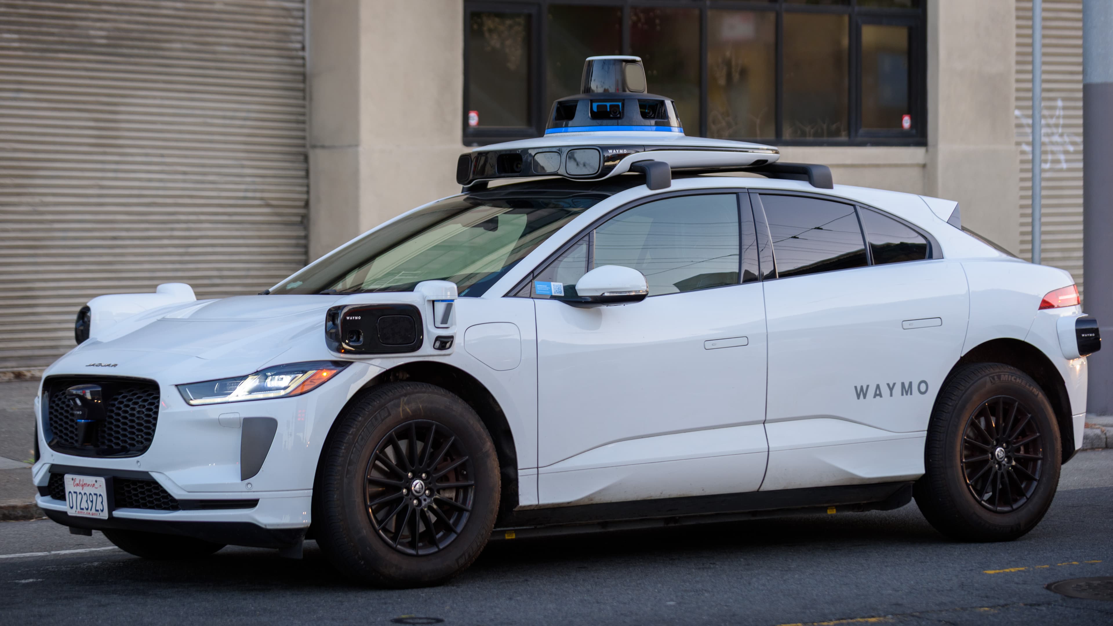 Waymo Jaguar I-Pace operando em via urbana