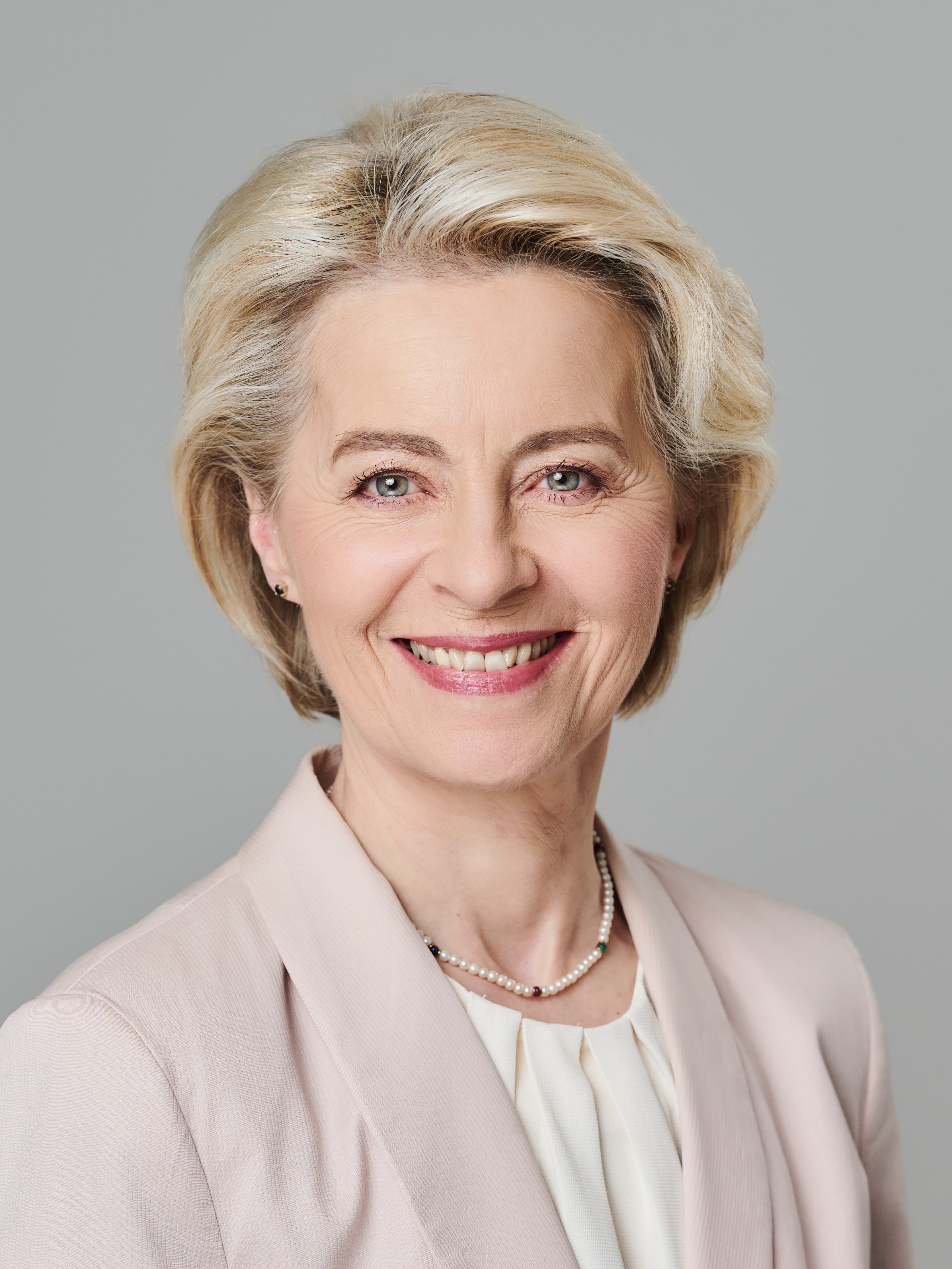 Retrato oficial de Ursula von der Leyen em 2024