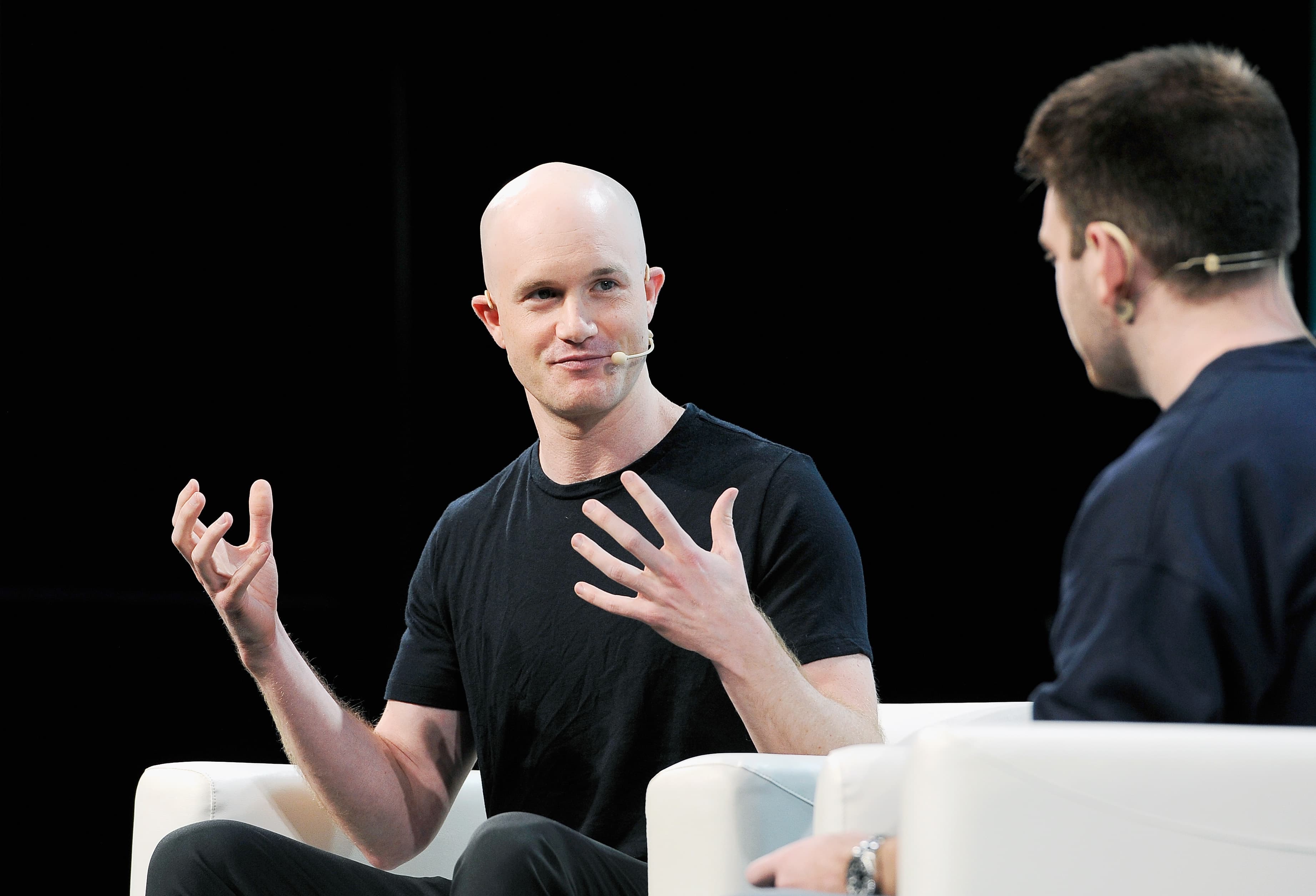 Brian Armstrong no palco durante o TechCrunch Disrupt