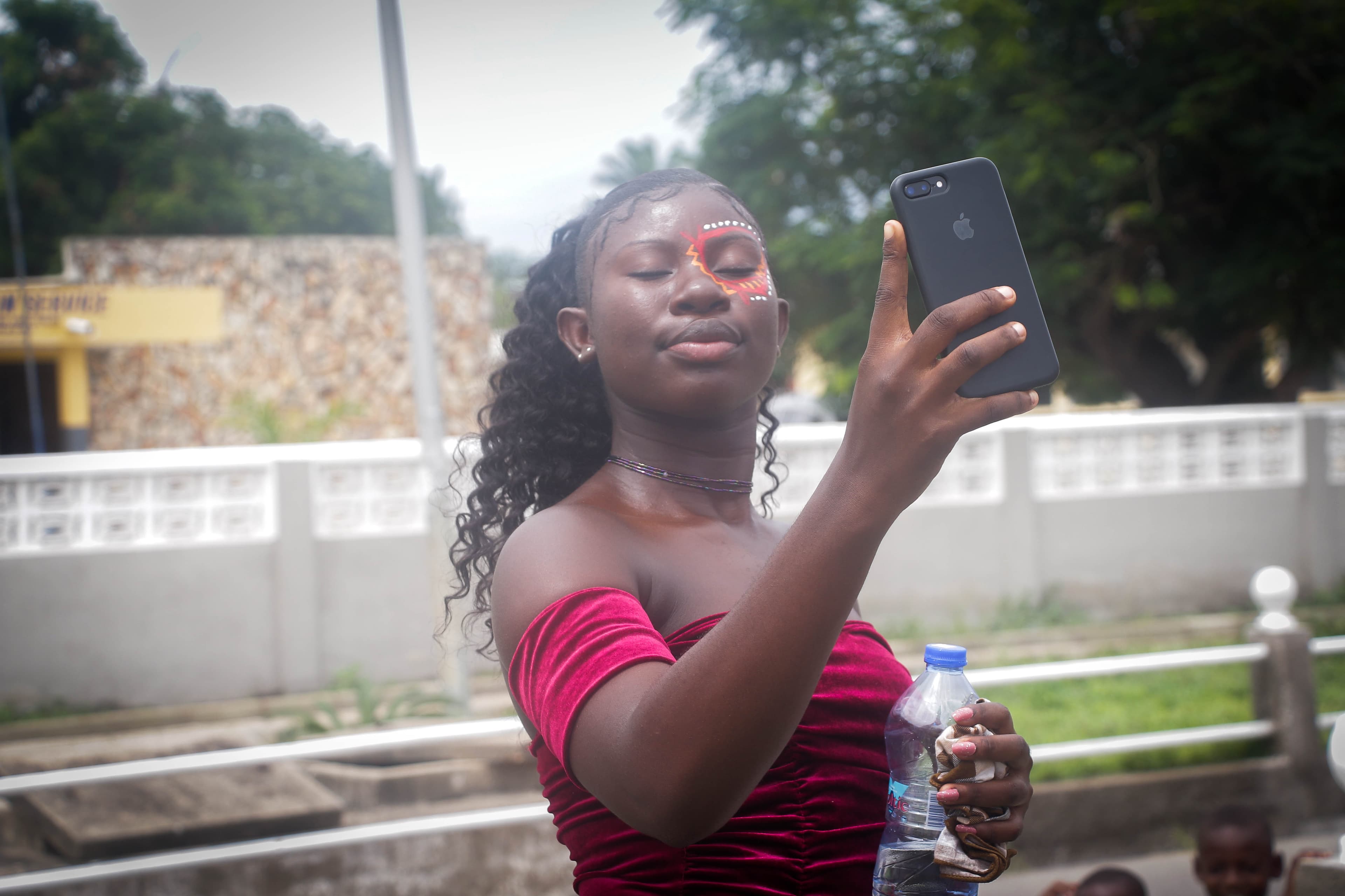 Pessoa segurando smartphone para selfie