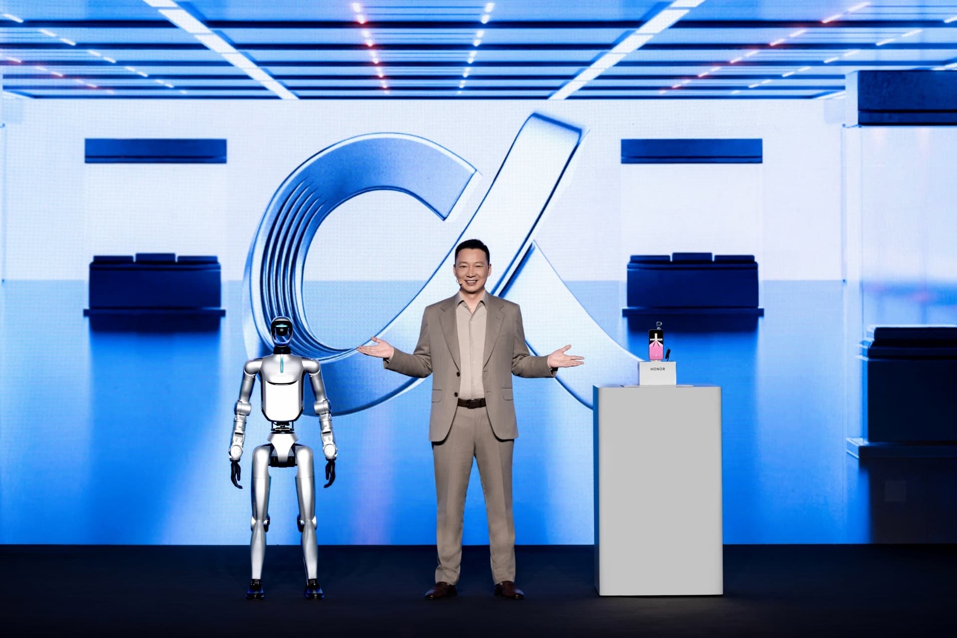 Palco da HONOR no MWC 2026 com robô humanoide, executivo e Robot Phone