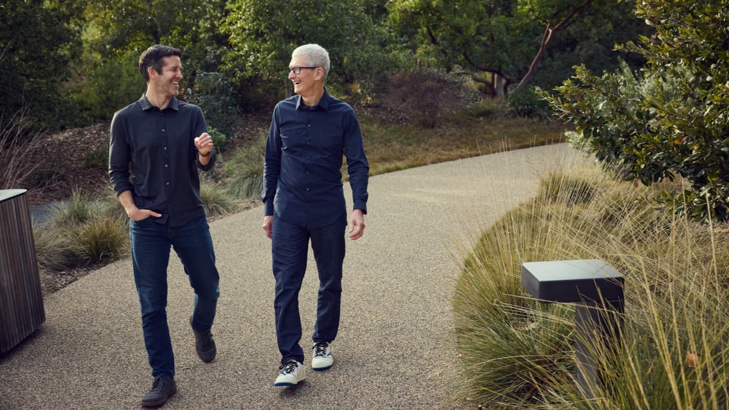 Tim Cook e John Ternus caminhando no Apple Park, simbolizando a transição de liderança
