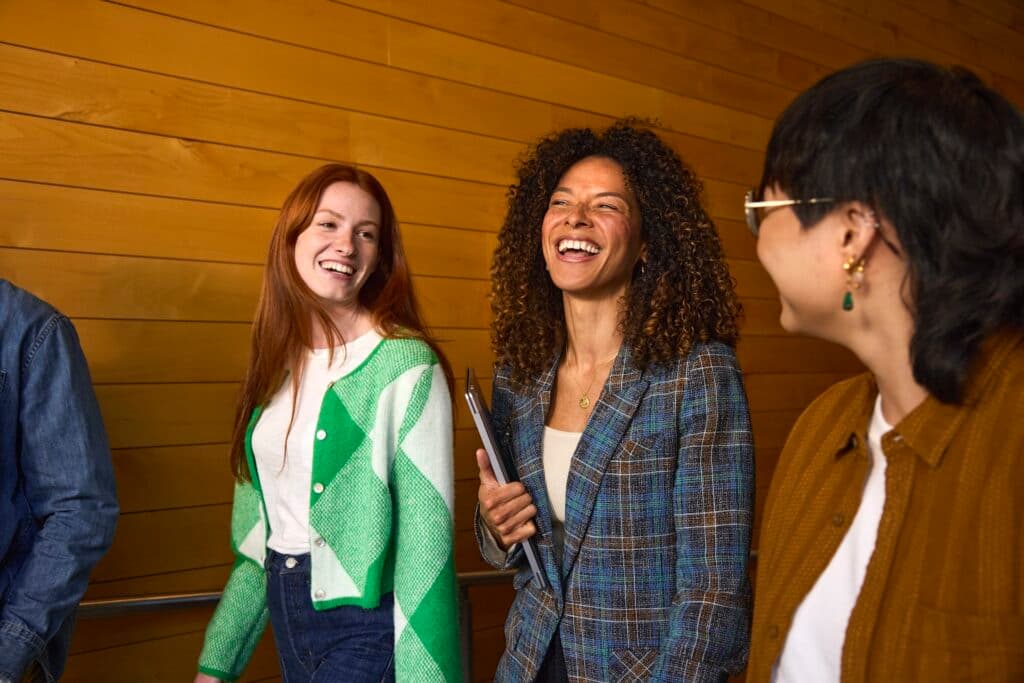 Educadores conversando em ambiente acadêmico, imagem oficial da Microsoft